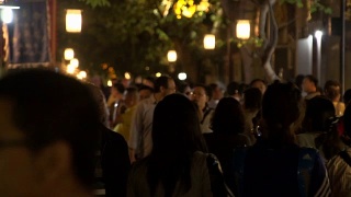 成都的锦里大街晚上挤满了亚洲人视频素材模板下载
