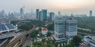 日出。吉隆坡城市天际线。时间流逝。缩小。