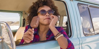 时髦女孩和冰淇淋