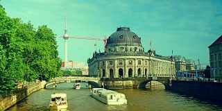 施普雷河，博德博物馆和电视塔在柏林。