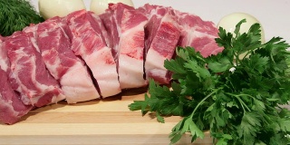多莉:新鲜的猪肉和蔬菜片