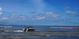 芭堤雅美丽的海滩和海浪