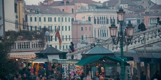 意大利威尼斯拥挤的街道