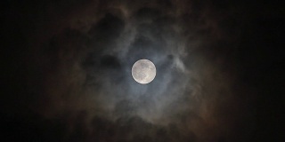 有满月和云的夜空