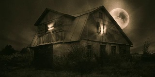 鬼屋场景，满月，魔法光，乌云，无缝循环视频。古色古香的恐怖电影风格。