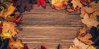 背景与木桌和秋叶