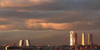 马德里的日落，太阳在摩天大楼中反射的时间流逝