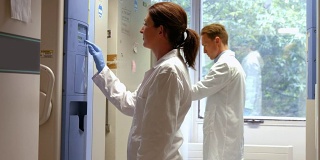 科学家在实验室里使用大冰箱