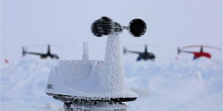 在直升机的背景下，风速计测量北极圈的极地站的风速。