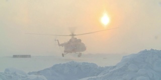 MI-8直升机在遥远的北方升空。