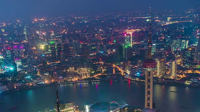 延时摄影从黄昏到夜晚的东方明珠塔。位于浦东陆家嘴金融贸易区