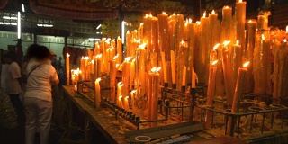 在中国的神龛里，人们点燃蜡烛来祭祀