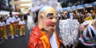 中国神在游行中表演