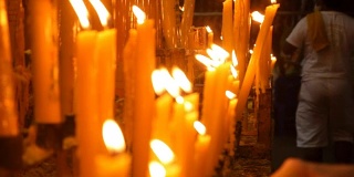在中国的神龛里，人们点燃蜡烛来祭祀