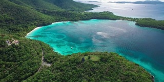 美国圣约翰和平山和霍克斯尼特湾的航拍视频