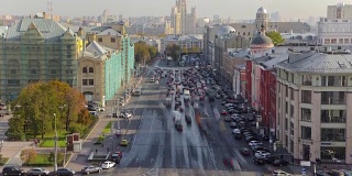 上图是春天莫斯科卢布扬斯卡娅和新广场的景象