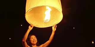 亚洲妇女释放一个天灯