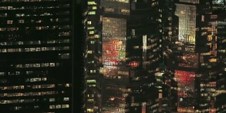 高城市密度-从香港太平山顶的摩天大楼窗户在晚上