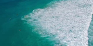 英属维尔京群岛托尔托拉冲浪者乘风破浪的航拍视频