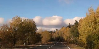 在乡村道路上行驶的车辆