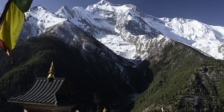 塔和经幡旗附近的定伯切村与Lhotse山，通往珠穆朗玛峰大本营，昆布山谷，Solukhumbu, Sagarmatha国家公园，尼泊尔喜马拉雅山