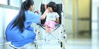 亚洲印第安小女孩轮椅医院走廊