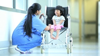 亚裔印度护士会说话的少数民族小女孩医院轮椅视频素材模板下载