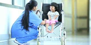 亚裔印度护士会说话的少数民族小女孩医院轮椅