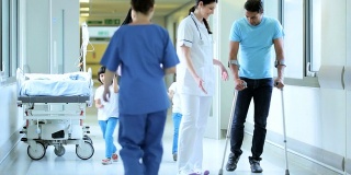 男病人拐杖医院走廊