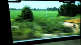 从火车窗口可以看到经过的乡村景观视频素材模板下载