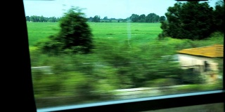 从火车窗口可以看到经过的乡村景观