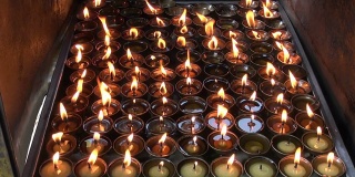 尼泊尔加德满都的佛教蜡烛火