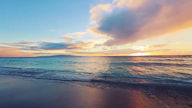 热带海滩日落。平稳滑动的稳定器运动