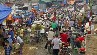 繁忙而混乱的越南河内农贸市场视频素材模板下载