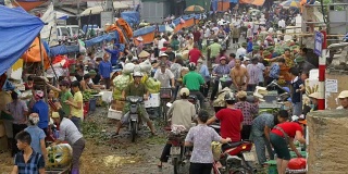 繁忙而混乱的越南河内农贸市场
