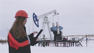 女工程师和石油工人一起在油田工作，团队合作视频素材模板下载