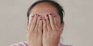 亚洲女人的肖像看着相机，情绪，感觉
