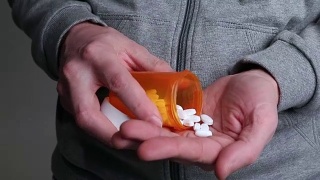 服用避孕药的成年男性视频素材模板下载