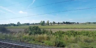 从火车上看到的宁静的乡村