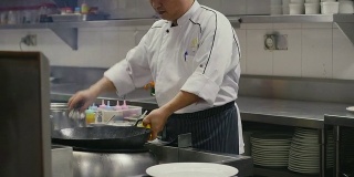亚洲餐厅，专业厨师烹饪食物，老兄，中国厨师工作