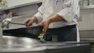 亚洲餐厅厨房，中餐厅厨师烹饪食物，厨师工作视频素材模板下载
