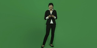 亚洲商界女性孤立绿屏绿背景快乐电子邮件细胞