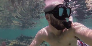 浮潜者探索浅珊瑚礁