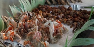 海鲜酒吧冰，虾，贻贝，螃蟹和贝壳