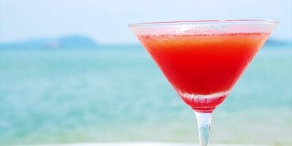 夏日热带海滩上的红色鸡尾酒视频