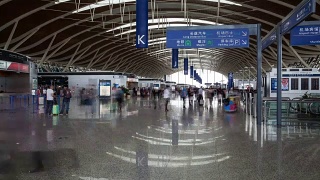 上海浦东国际机场穿梭在候机大厅的人视频素材模板下载
