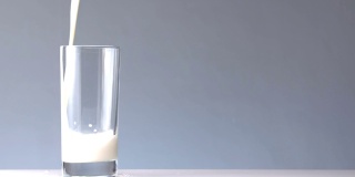 牛奶倒进玻璃杯里