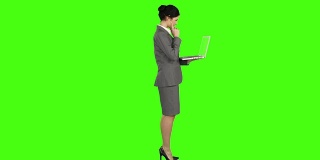 站着用笔记本电脑的商务女性
