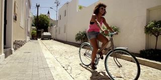 在街上骑自行车的女孩