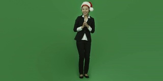 亚洲商界女子孤立绿屏绿背景圣诞老人欢舞